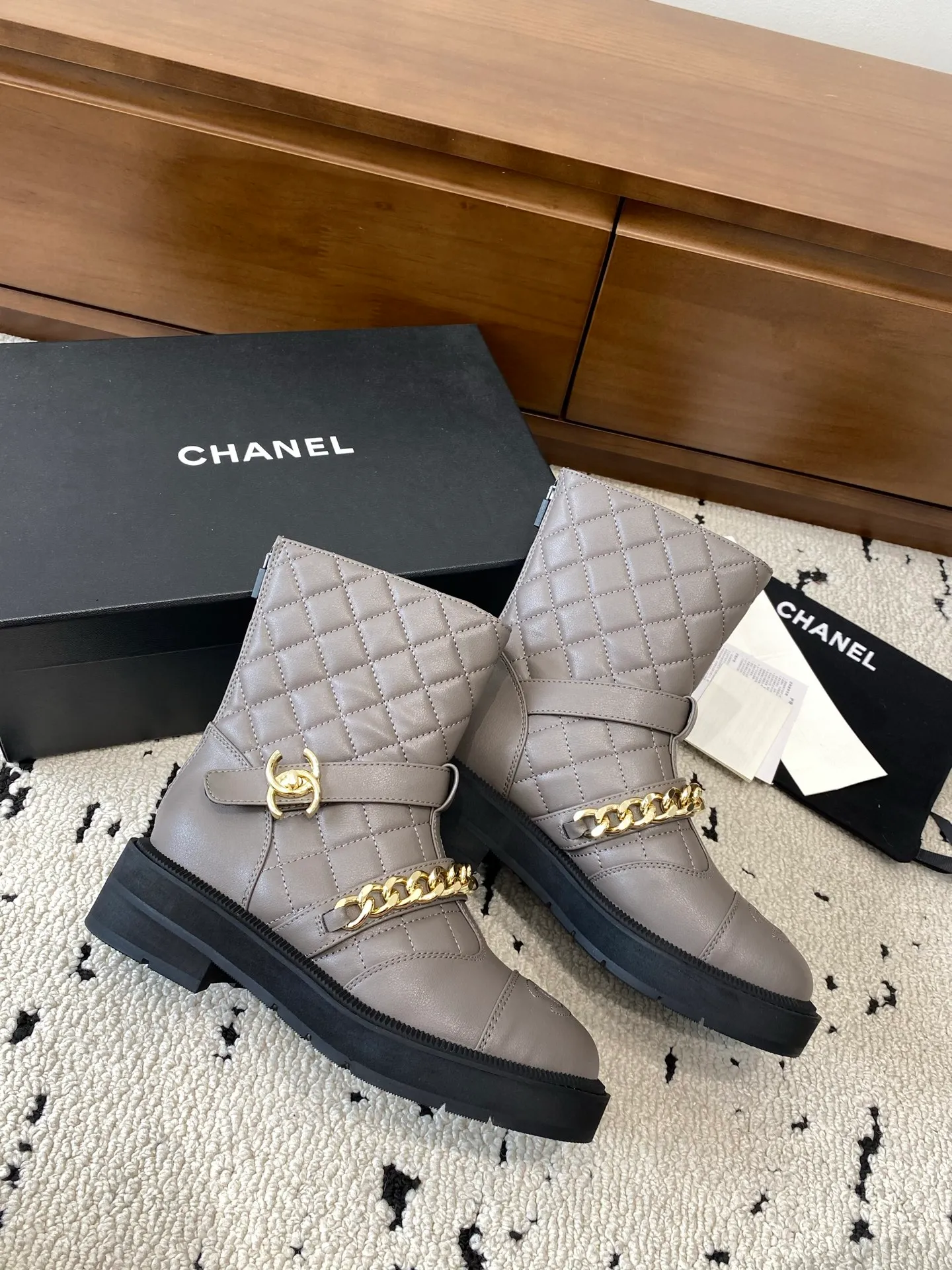👟👟Ex-factory price 700👟👟 High version🍀 CHANEL 2025s autumn and winter series short boots, made of imported cowhide, with an additional height of 5cm to show leg length. Chanel's classic rhombus is used on the boot shaft, which Xiao Meimei particularly likes. This is Chanel's most popular style this autumn and winter. In addition, the entire boot shaft is equipped with a classic chain and school bag buckle. It is made of full-grain cowhide and uses a rear zipper. It is easy to put on the foot and super comfortable. It is a must-have for this autumn and winter. 🔴 Upper material: imported cowhide leather with anti-rust metal chain ❤︎ Consistently authentic ❤︎ Outsole: original Italian anti-slip rubber outsole Number of yards: 35-40 (40 is custom-made, non-refundable and non-exchangeable) Buy now 👉 Buy now 👉 Buy now 👉 Buy now 👉 Buy now 👉 Buy now 👉 Buy now 👉 Buy now 👉 Buy now 👉 Buy now 👉
